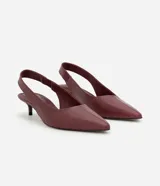 Zapato slingback de cuero color bordó, con diseño elegante, puntera fina y taco bajo tipo kitten heel. Cuenta con tira trasera elástica para mayor comodidad y ajuste.