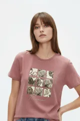 Remera de algodón color blanco, con cuello redondo, mangas cortas y estampa frontal rectangular con motivo de animal print estilo cebra y la palabra 'ICON'.