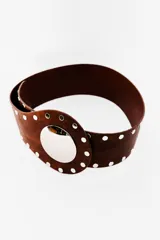 Cinturón ancho de cuero color marrón, con apliques de tachas plateadas y hebilla circular plateada.