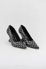 Zapatos de tacón tipo cuña marca Mari, color negro con estampado de lunares blancos, diseño de punta fina y taco corrido escultural.