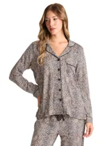 Conjunto de pijama de dos piezas con estampado animal print. La parte superior es una camisa de manga larga con cuello solapa, escote en V, cierre frontal con botones y bolsillo aplicado. El pantalón cuenta con cintura elástica y lazo de ajuste.