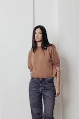 Sweater de punto color tostado con hilos metalizados, de corte recto, escote redondo y mangas cortas con puño ajustado.
