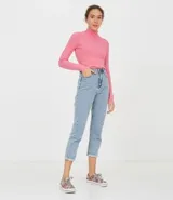 Polera color camel de punto acanalado, con cuello alto y mangas largas.