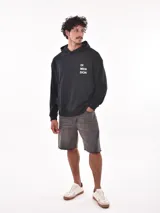 Canguro negro con capucha y bolsillo frontal tipo canguro. Presenta un pequeño estampado en el pecho con la palabra 'DIMENSION' en color blanco.
