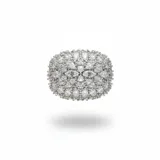 Anillo de acero plateado con gran cabujón rectangular cubierto de circonitas talladas en pavé.