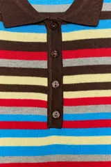 Jersey de punto de manga corta con diseño a rayas horizontales multicolor en tonos celestes, marrones, amarillos, rojos y grises. Presenta cuello polo marrón y cierre frontal con tres botones.