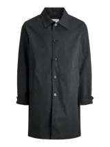 Campera tipo trench liviana de corte recto y largo medio, color negro, con cuello camisero, cierre frontal de botones y puños ajustables con trabilla.