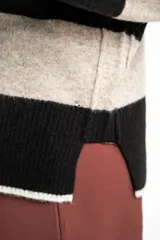 Sweater de punto con rayas horizontales en tonos azul, marrón y beige, de corte holgado y manga larga.