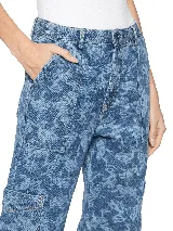 Pantalón jean de tiro bajo con estampado de ranas en azul y blanco, corte recto y bolsillos cargo.