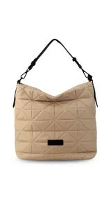 Cartera capitoneada color beige, con diseño geométrico y asa resistente. Amplia y cómoda, ideal para el uso diario.