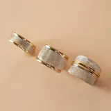 Anillo de diseño ancho con acabado satinado en plata 925, que presenta una banda central lisa en oro, creando un contraste elegante y moderno.