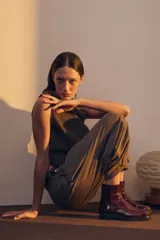 Bota corta de cuero vacuno con acabado charol brillante, diseño de punta cuadrada y suela de caucho con pequeña plataforma.