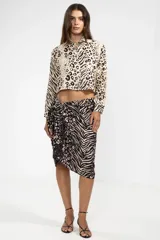 Camisa cropped de lino con estampa animal print tipo leopardo y cebra, cuello clásico y manga larga.