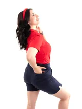 Bermuda azul con bolsillos laterales y traseros, con detalle de etiqueta de cuero en el bolsillo.