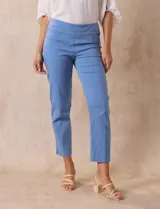 Pantalón verde esmeralda de gabardina elastizada, marca Zac & Rachel, de corte recto con pretina ancha pespunteada y largo al tobillo. Presenta bolsillos simulados.