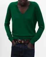 Jersey Luccav de punto fino color verde oscuro, de corte recto con cuello en V y manga larga.