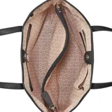 Cartera tipo tote bag Guess modelo Keira, color negro con estampado monograma de la marca, doble asa superior y herrajes plateados. Incluye una pequeña cartera de mano a juego con correa de muñeca.