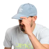 Gorra Umbro color celeste con logo bordado en blanco en el frente.