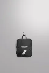 Bandolera deportiva de tejido técnico color negro, con diseño plegable y compartimento principal con cierre de cremallera. Incluye bolsillo frontal con cierre, asa de hombro ajustable con cordón técnico y detalle de logo estampado.