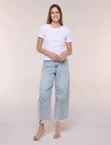 Blusa de calce al cuerpo con textura elastizada fruncida y diseño de rombos, cuello redondo de terminación ondulada, mangas cortas y ruedo con acabado ondulado.