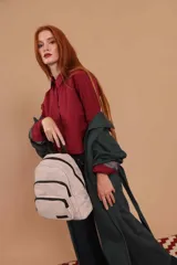 Mochila urbana de diseño funcional, color negro, confeccionada en nylon impermeable. Cuenta con un compartimento principal amplio, un bolsillo frontal adicional con cierre y correas ajustables con detalle de marca.