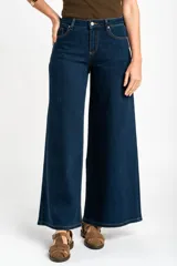 Pantalón jean de corte wide leg, tiro alto y color azul oscuro, con diseño clásico de cinco bolsillos y costuras en contraste.