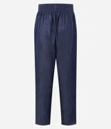 Pantalón de jeans de color azul oscuro, corte carrot (holgado en cadera y afunilado en pierna), con cintura alta ajustable mediante cordón.