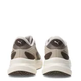 Championes Puma modelo Maxstride Lite Ls Sliptech, de color beige con suela blanca y detalles en marrón. Cuentan con capellada de malla transpirable, entresuela PUMALITE y suela ProTread.