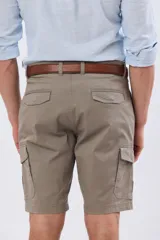Bermuda cargo de gabardina en color gris oscuro, corte recto, con bolsillos laterales con solapa y cierre de botones y cremallera.