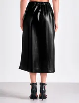 Falda midi de cuero sintético color negro, con pretina elastizada con lazo, bolsillos laterales y tajo frontal.