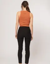 Pantalón chupín color beige de gabardina elastizada con tajitos frontales en el ruedo, pierna recta justa y bolsillos laterales.