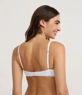 Soutien modelo push-up confeccionado en microfibra, con copas moldeadas y detalles de encaje en el borde superior y laterales. Cuenta con breteles finos ajustables y cierre trasero por corchetes.