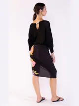 Sweater negro de punto con escote bote, mangas largas y diseño holgado.