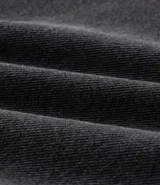 Pantalón de jean corte super baggy con efecto jaspeado o mármol, cintura con trabillas, cierre tradicional y bolsillo cargo lateral con cadena decorativa.
