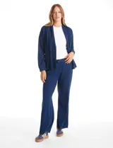 Pantalón tipo jogger de denim azul, con corte de pierna ancha y recta. Cuenta con pretina elastizada con cordón de ajuste y bolsillos laterales insertados.