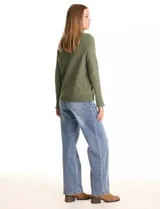 Polera de tejido fino, color rosado, con cuello alto, manga larga y detalle de tajo en los puños.