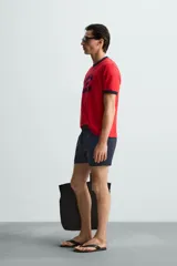 Bañador de hombre color azul marino, confeccionado en tejido técnico, con cintura elástica ajustable mediante cordón. Presenta bolsillos laterales y un bolsillo trasero de plastrón. Incluye forro interior.