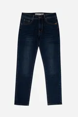 Jean de corte slim, color negro con efecto lavado, confeccionado en denim de algodón. Presenta cierre frontal con botón y cremallera, bolsillos laterales y traseros.