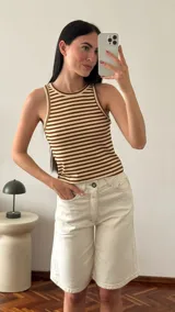 Musculosa corta de morley a rayas horizontales marrones y beige, con cuello redondo y sisas con ribete.