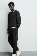Sudadera de corte regular fit confeccionada en algodón con interior afelpado, cuello redondo y manga larga con puños y ruedo en rib.