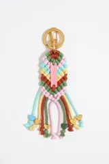 Llavero de macramé multicolor con nudos en tonos pastel y tierra, con dije de corazón metálico dorado y corazones de resina en tonos pastel y verde. Incluye mosquetón y anilla para llaves en metal dorado.