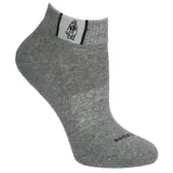Pack de tres pares de medias deportivas cortas marca Hush Puppies, en colores negro, blanco y gris melange. Presentan un diseño con el logo de la marca bordado en la parte superior y en la puntera.