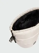 Mini bolso tipo tote de diseño acolchado, color blanco, con cierre de cordón ajustable y asas de mano negras.