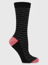Medias de largo medio color negro con estampado tipográfico de la marca en gris y detalles en color rosado en el talón y la puntera.