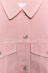 Cazadora de denim color rosado, de cuello solapa y manga larga. Cuenta con bolsillos de solapa y botón en el pecho, trabillas en la cintura y cierre frontal con botones metálicos.