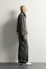 Cazadora de denim de algodón en color gris oscuro con efecto lavado, corte relaxed fit, cuello camisero, bolsillos delanteros con solapa en el pecho y cierre frontal con botones.