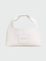 Cartera tipo hobo de cuero negro, con diseño estructurado y asa superior integrada. Presenta el logo de la marca grabado en el frente.