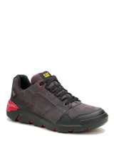 Sneakers CAT modelo Gauge para hombre, fabricados en gamuza gris con detalles en negro y rojo, cordones negros y suela de goma con entresuela de EVA.