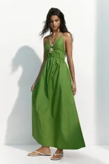 Vestido tobillero de popelina de algodón verde, con escote en V pronunciado, breteles halter finos con cuentas decorativas, cintura fruncida y falda amplia de leve vuelo.