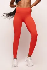 Calza deportiva larga de tiro alto en color rojo, confeccionada en poliamida de alta performance con cintura ancha de sustentación firme y diseño sin costura frontal.